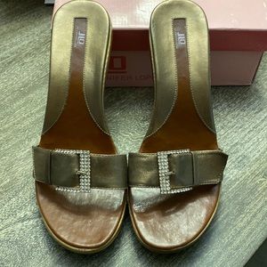 JLO slip on sandals with heels size 8.5 heels are 3.28 tall